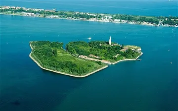 Италия продава необитаем остров