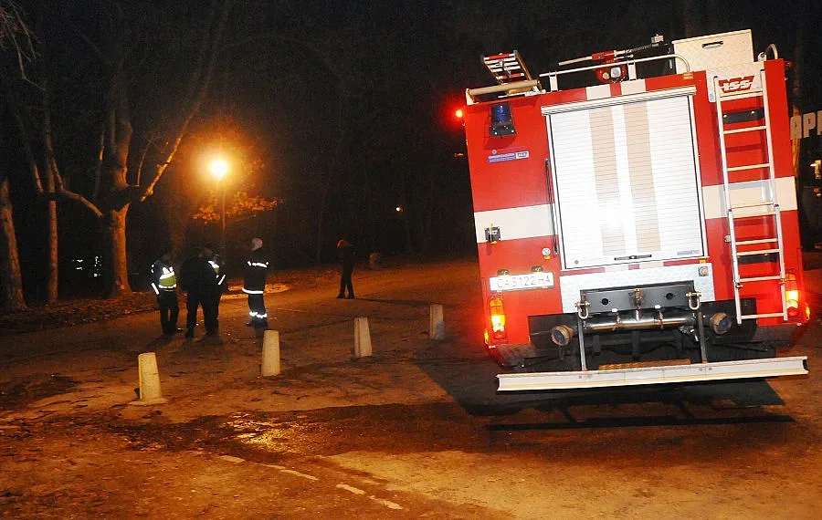 Подпалиха бус на строители