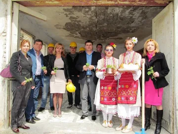 Строят защитено жилище в село Раздол