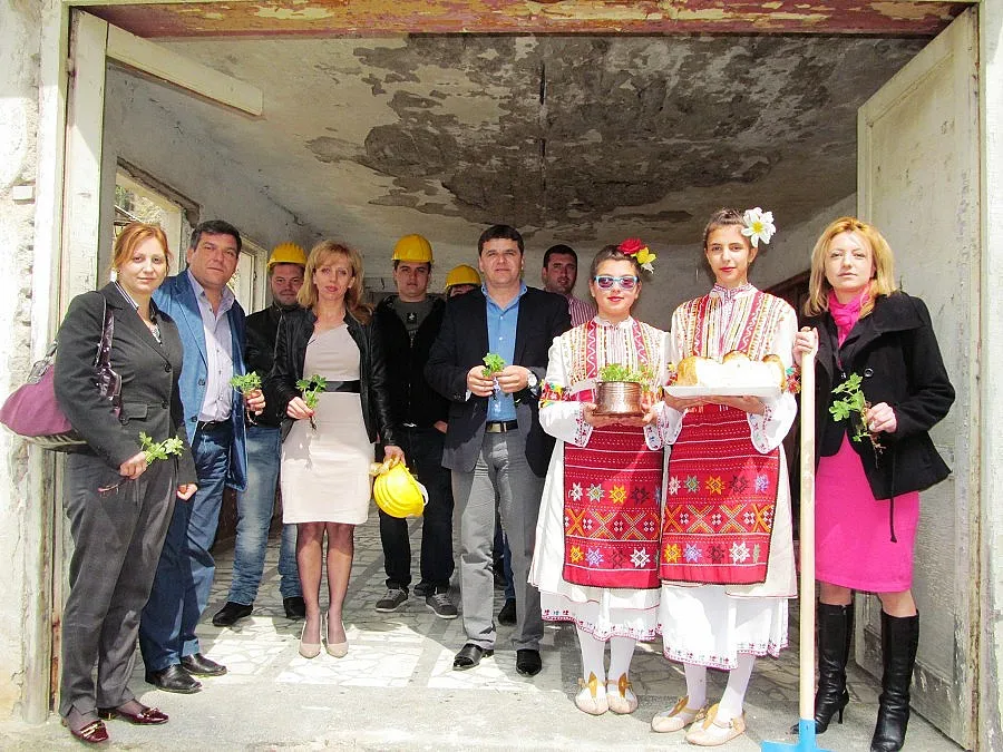 Строят защитено жилище в село Раздол