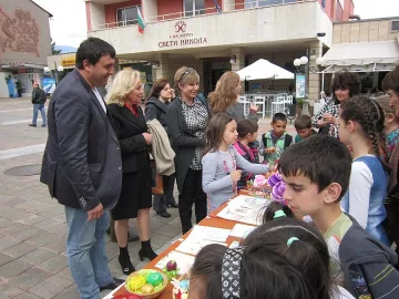 Деца и младежи наредиха с благотворителна изложба