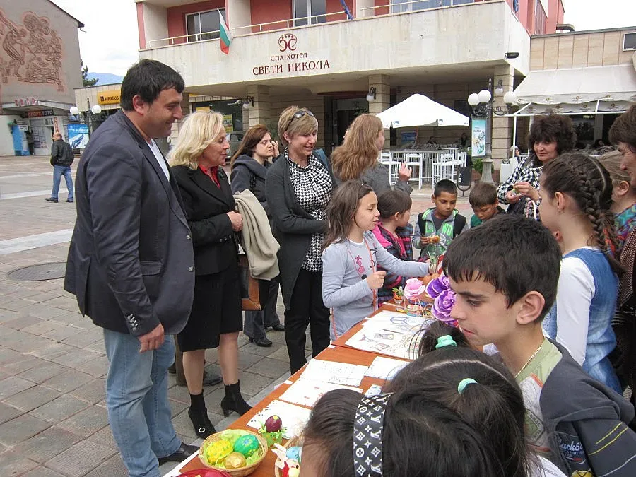 Деца и младежи наредиха с благотворителна изложба