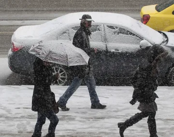 Априлски сняг валя в София, снегорините са в готовност