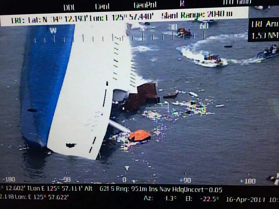 Ферибот претърпя корабокрушение край Южна Корея