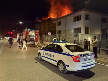 Огнен ад в наш град! Пламна кооперация, затворен е възлов булевард