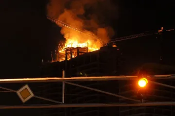 Подозират конкуренти за пожара на небостъргача