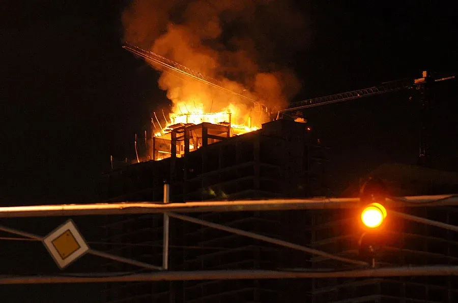 Подозират конкуренти за пожара на небостъргача