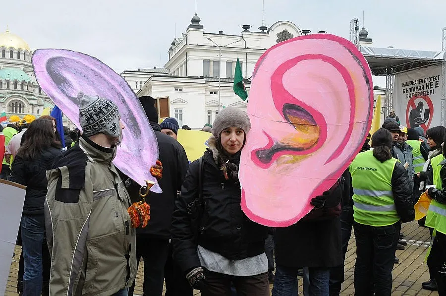 Следенето в интернет отива в Контституционния съд