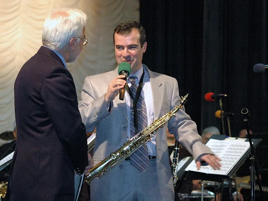 Баби учат Звездев да върти баници