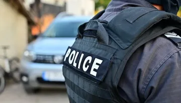 Екшън! Хора изскачат от прозорците, пълно с патрулки