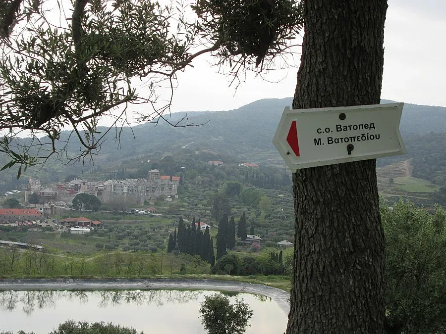 И принцът сваля короната във "Ватопед"