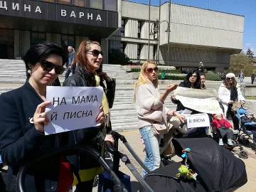 Протест „На мама ѝ писна!"  срещу колите по тротоарите