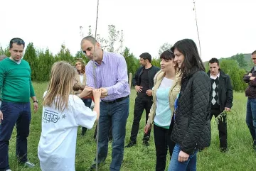 Цветанов и младежите на ГЕРБ засадиха 28 дръвчета край храма на Ванга