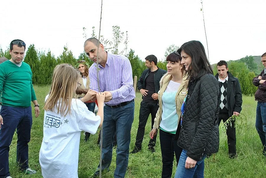 Цветанов и младежите на ГЕРБ засадиха 28 дръвчета край храма на Ванга
