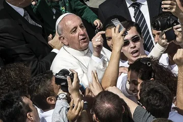 Папата със селфи на Цветница