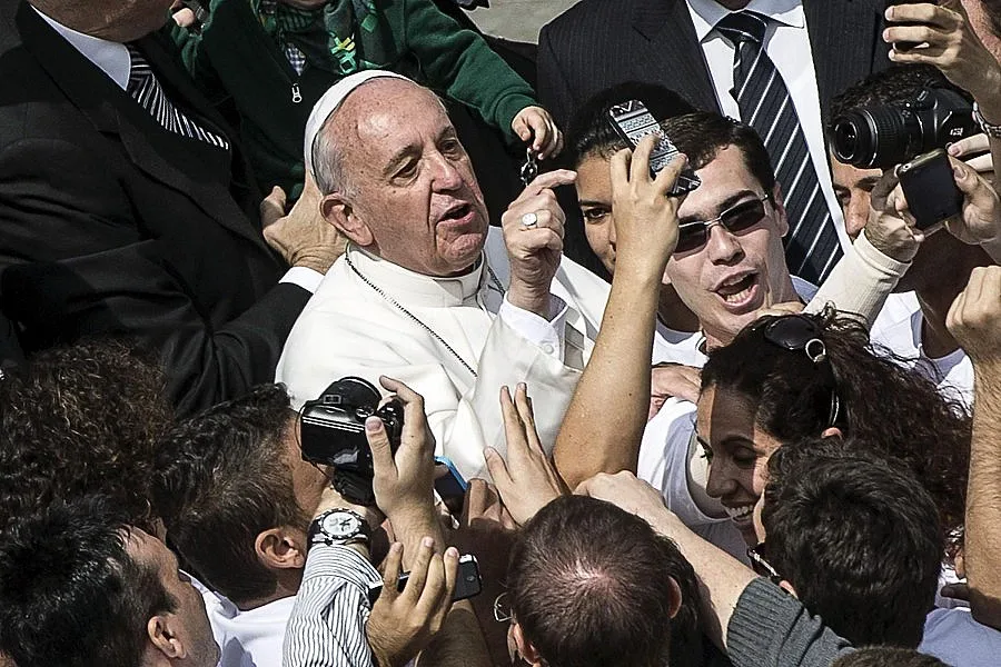 Папата със селфи на Цветница