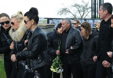 Близки и роднини изпратиха убитата Александра