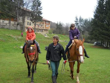 Деца с аутизъм яздят край пещерата Леденика