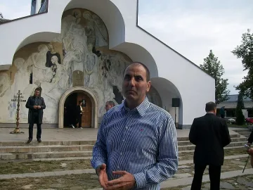 Цветан Цветанов и Мария Габриел садят фиданки край храма на Ванга