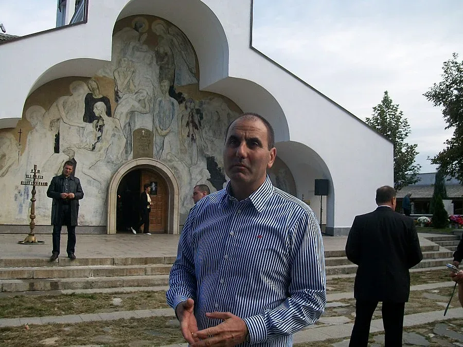 Цветан Цветанов и Мария Габриел садят фиданки край храма на Ванга