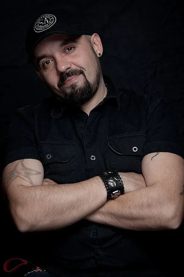 Дичо пя зад решетките