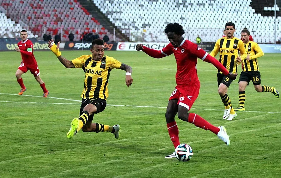 Фенове нахлуха, спряха тренировката на "Лаута"