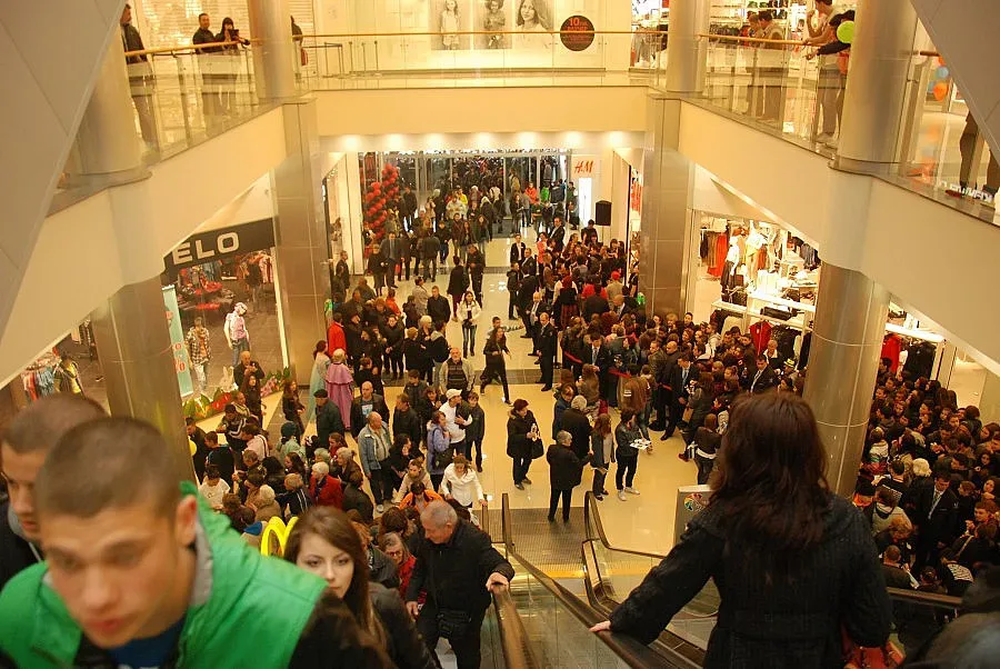 Тълпа щурмува новия мол в Плевен 