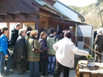Съветници бранят с декларация свещеник за водосвет на къщата на Ванга
