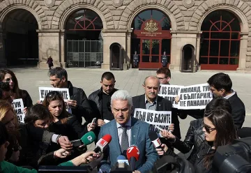 Атака по спешност събира анти–НАТО протест