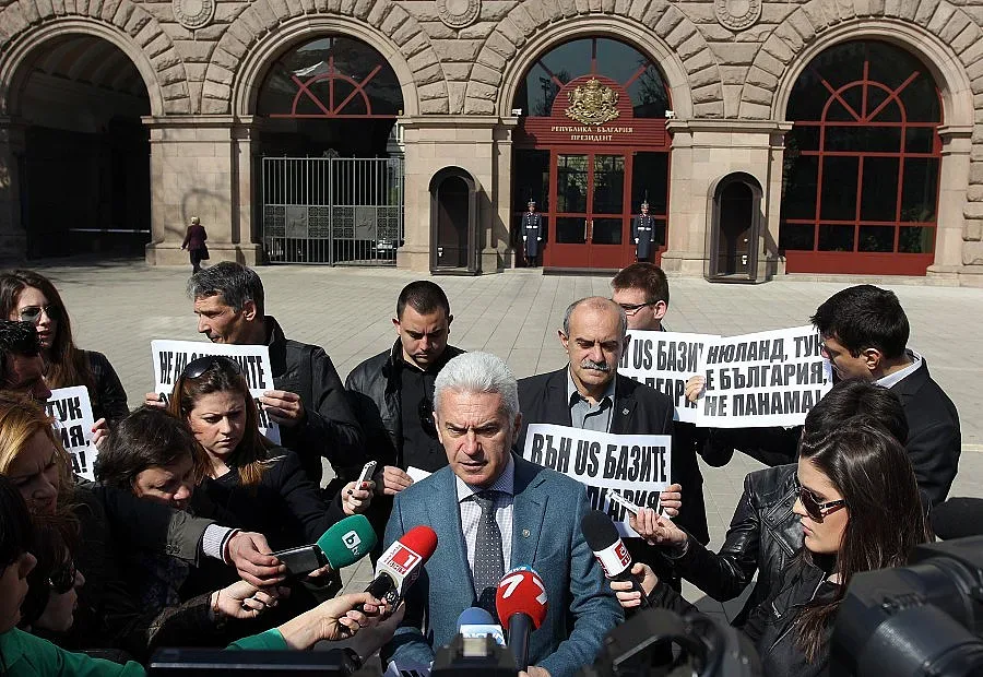 Атака по спешност събира анти–НАТО протест