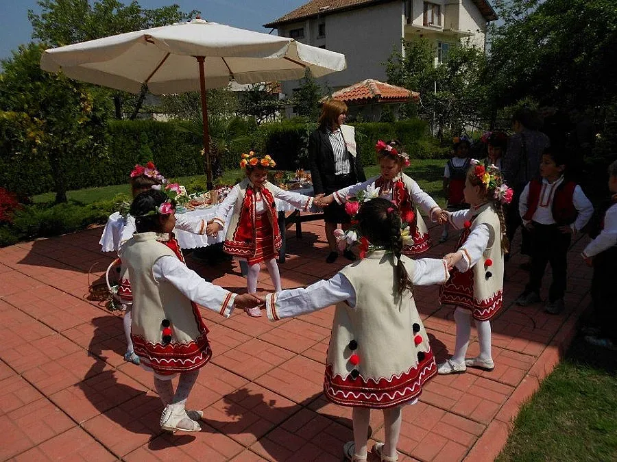Лазарки пеят песни в библиотека