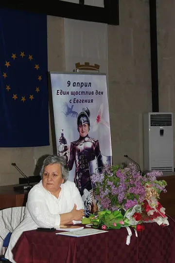 Дама с нова книга за рождения си ден