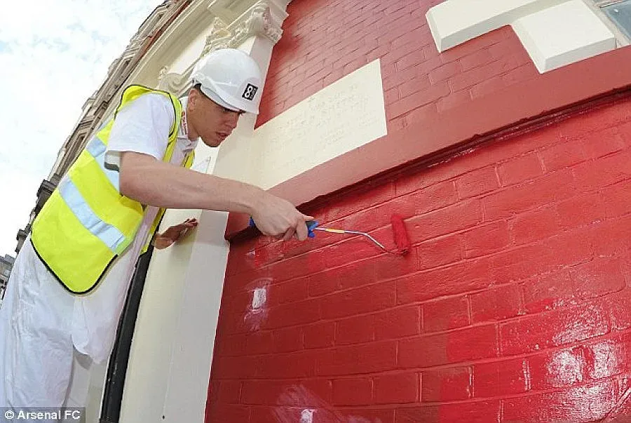 Вратар на "Арсенал" стана бояджия