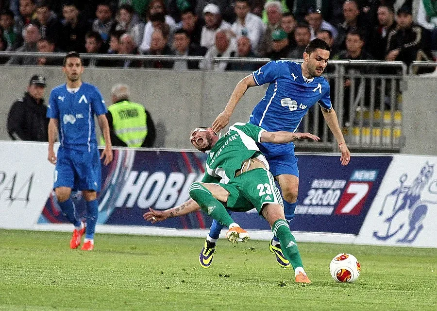 "Левски" писна от сеч с картони