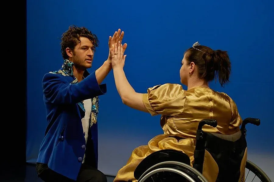 Премиера на "Забавно като патерица" с артисти с увреждания