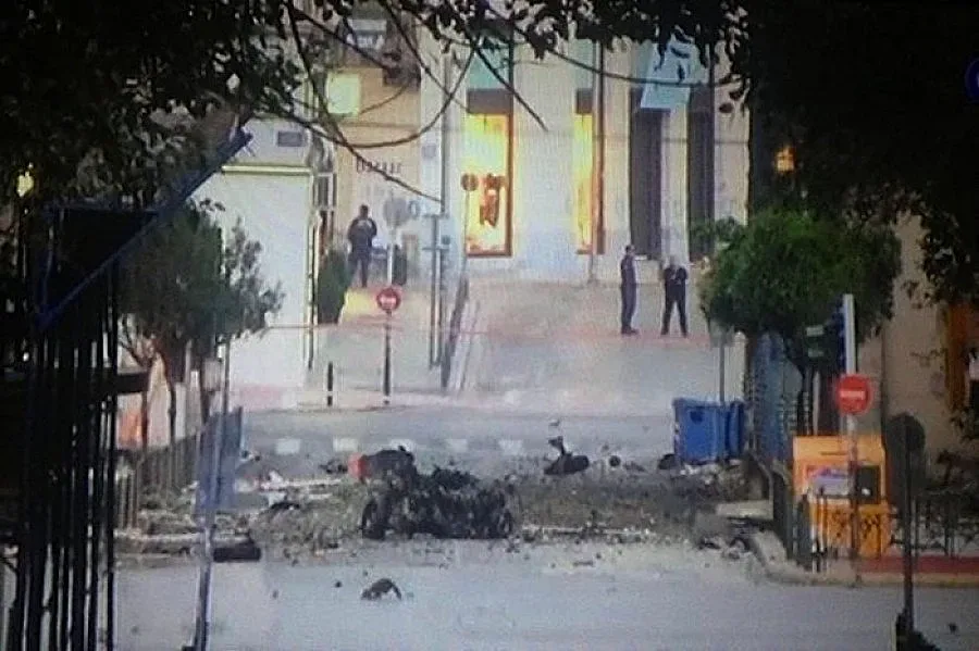 Кола-бомба се взриви пред централната банка на Гърция