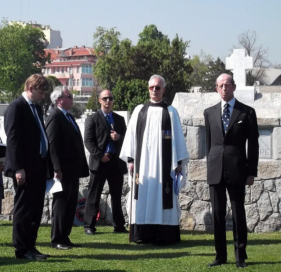 Принц Едуард с венец от макове в Пловдив