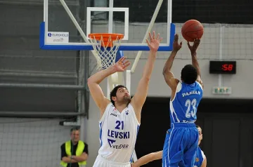 Левски" на полуфинал, Тити беснее