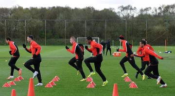 Играчите на Юнайтед отдадоха почит на загиналите в Мюнхенската трагедия 