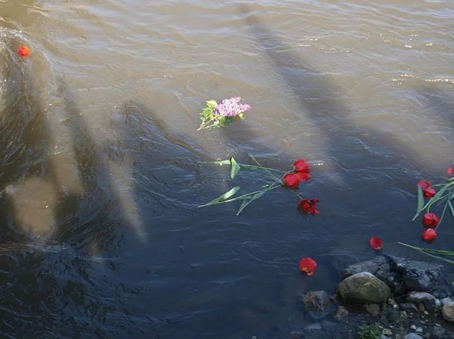 Роми почетоха предците си с цветя в река Струма