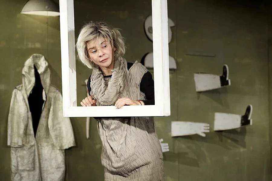 Мая между земята и небето