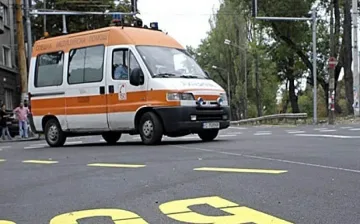 Паркирана на скорост кола премаза 5-годишно дете