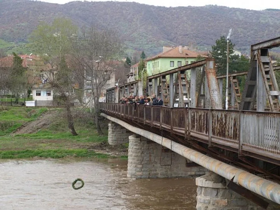 Роми почитат предците си с шествие