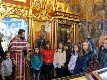 Децата от "Чисти сърца" на лагер в манастир