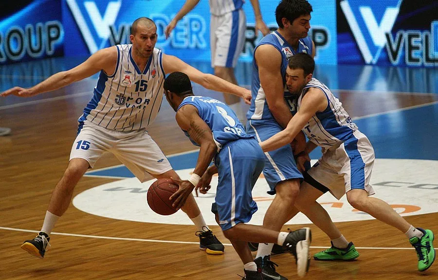 11 арестувани след бой между агитки