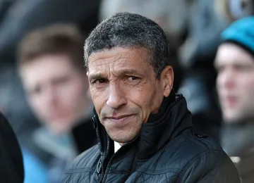 Падна главата на Крис Хютън