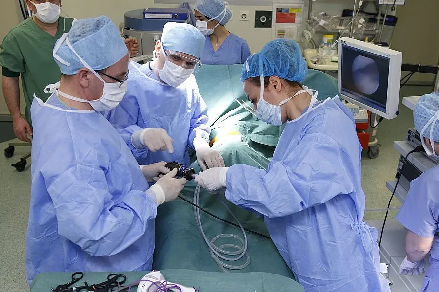 Хирурзи от чужбина помагат безплатно на българчета със сколиоза