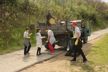 Млади войводи почистиха път към хижа в планина Беласица