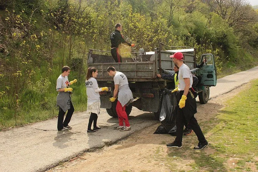 Млади войводи почистиха път към хижа в планина Беласица