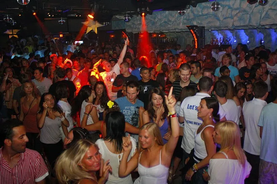 Хотелиери в Слънчев бряг искат вечерен час за баровете